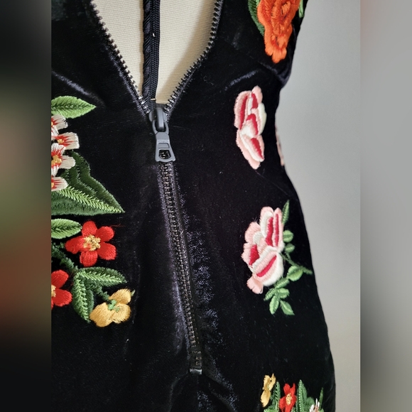 ALICE + OLIVIA Launa black velvet mini dress with colourful floral embroidery - Picture 6 of 14